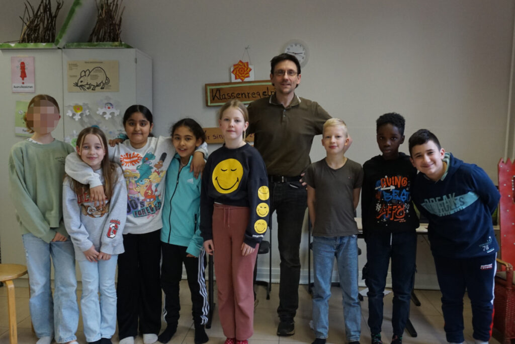 Gruppenfoto mit acht von 11 Kindern im Februar 2024. Redaktion der Husumer Schülerzeitung. Das ist die Schülerzeitung aus Husum.